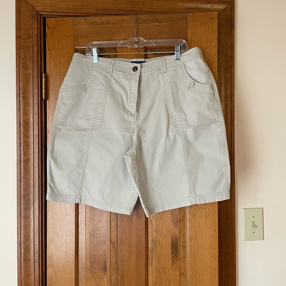 Karen Scott khaki colored shorts with pockets elastic waist